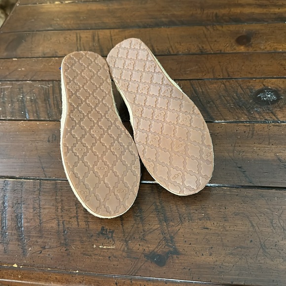 UGG Flats - Picture 9 of 9